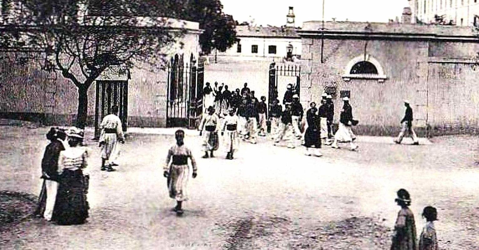 1829- Alger -Caserne2 d'Orleans - 1913.jpg